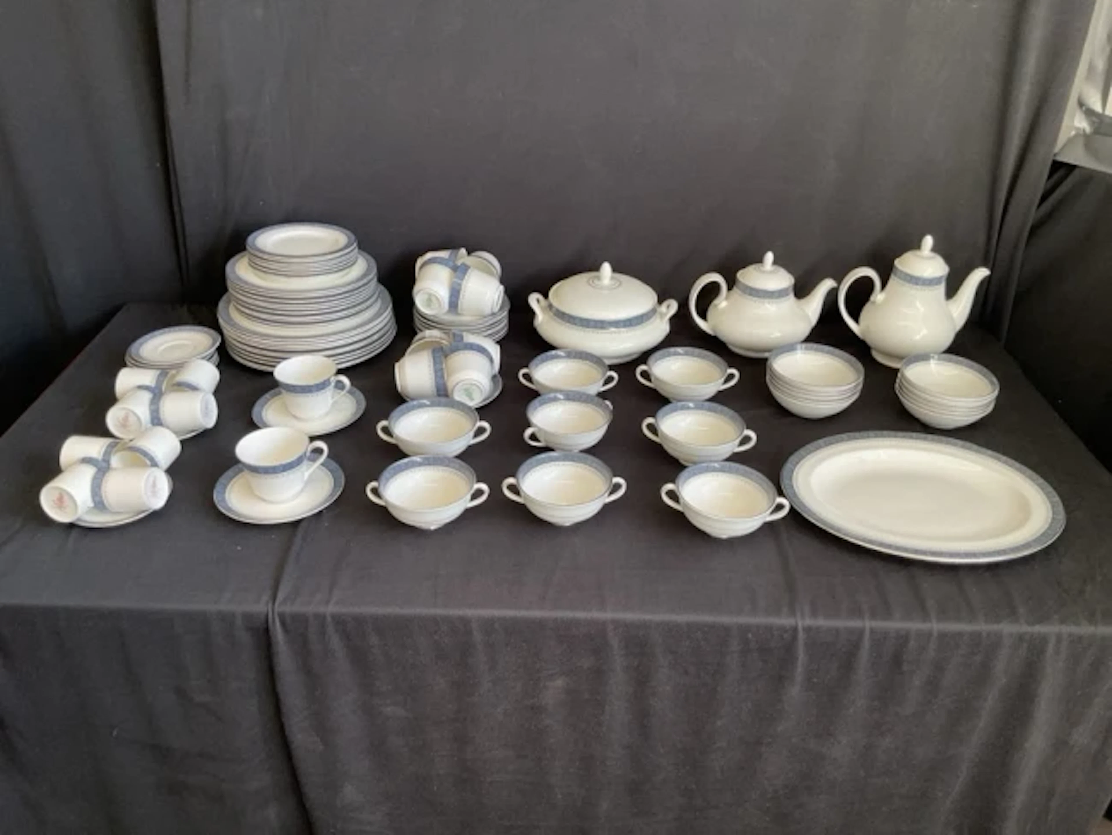 An extensive Royal Doulton porcelain dinner service with scrolling