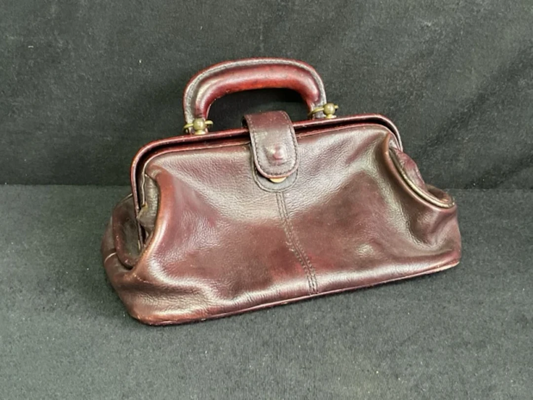 A Hidesign leather Gladstone style ladies handbag with btsss fittings