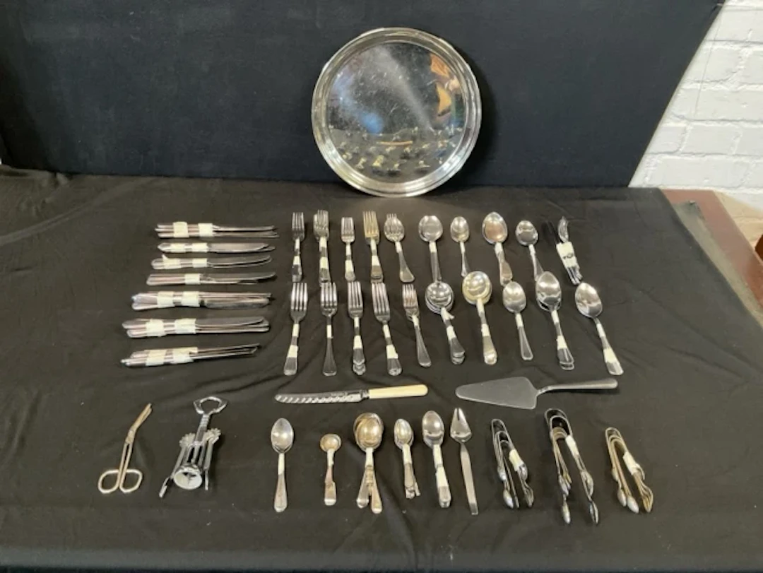 Miscellaneous stainless steel and silver plated cutlery - knives