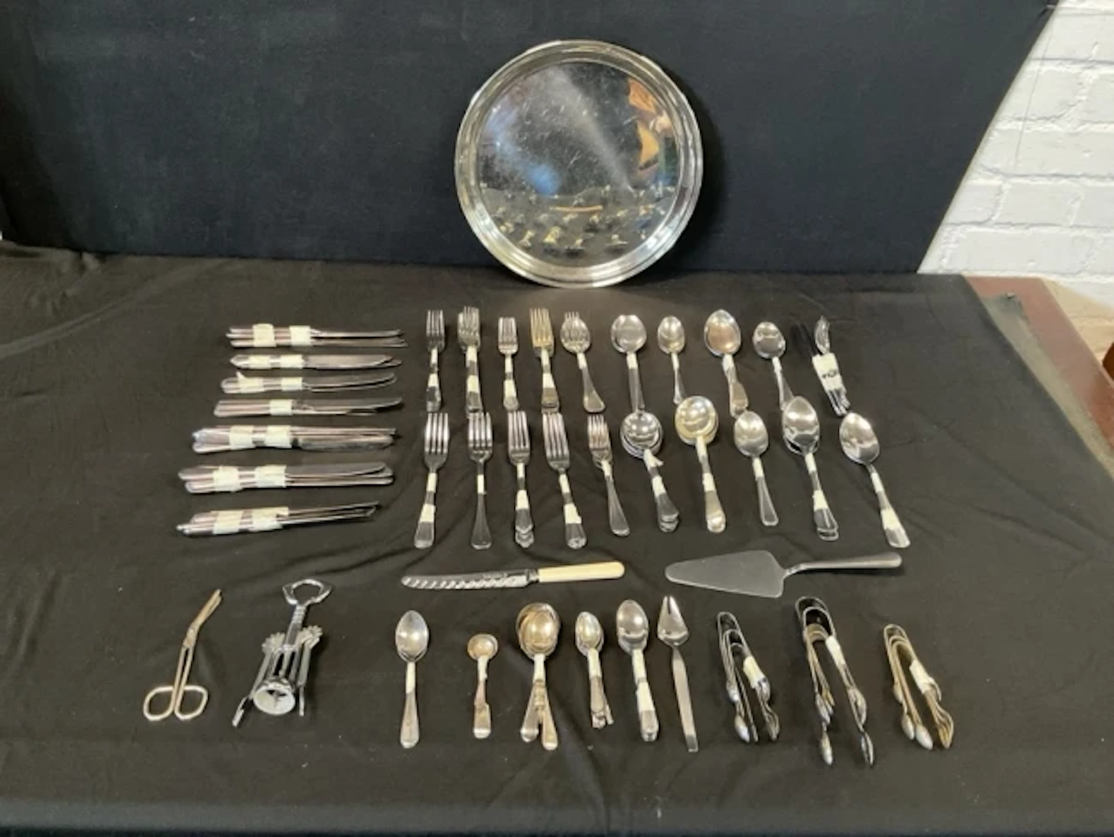 Miscellaneous stainless steel and silver plated cutlery - knives