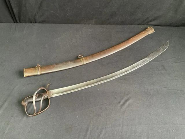 An early C20th 'other ranks' cavalry sabre with three-bar scrolled