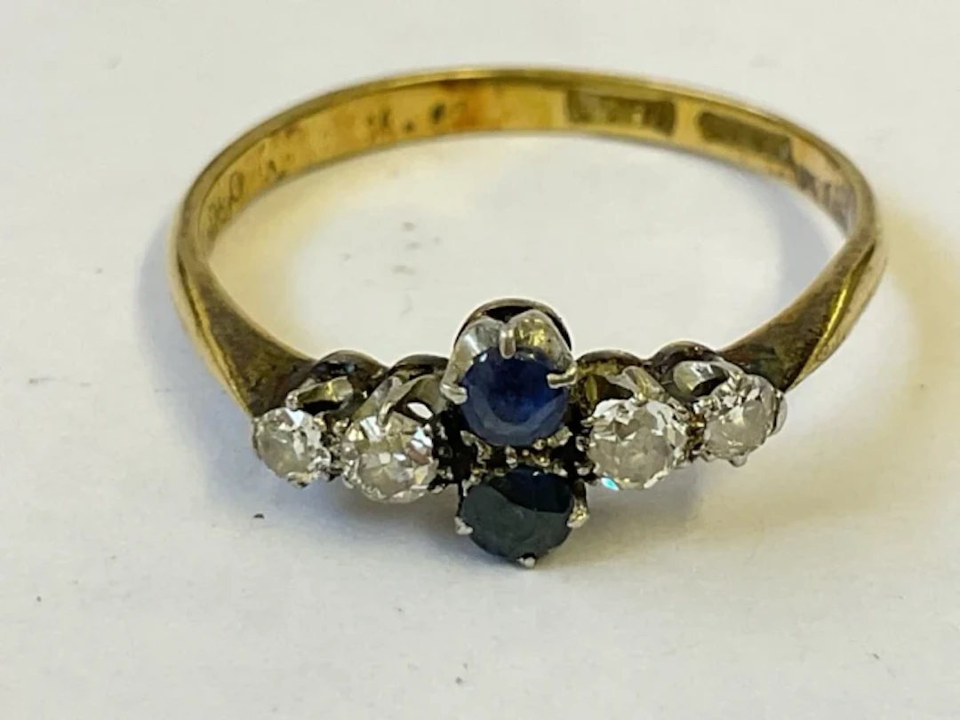 An antique 18ct gold ring with a pair of vertically mounted sapphires