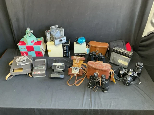 Miscellaneous cameras - a boxed Polaroid, Kodak, Agfa, Nikon with