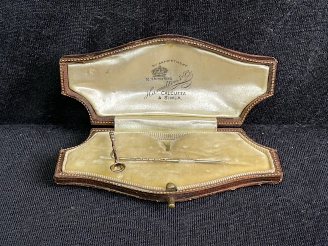 An Edwardian 9ct gold hunting horn stickpin by John Price Hunt, Birmingham