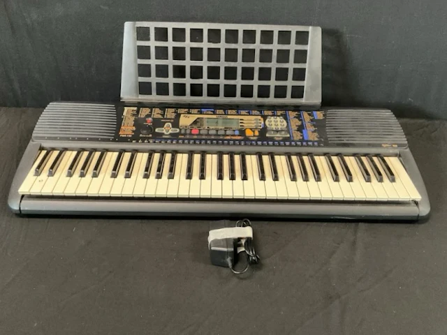 A Yamaha PSR-195 electronic keyboard with 61 standard keys, 16-note