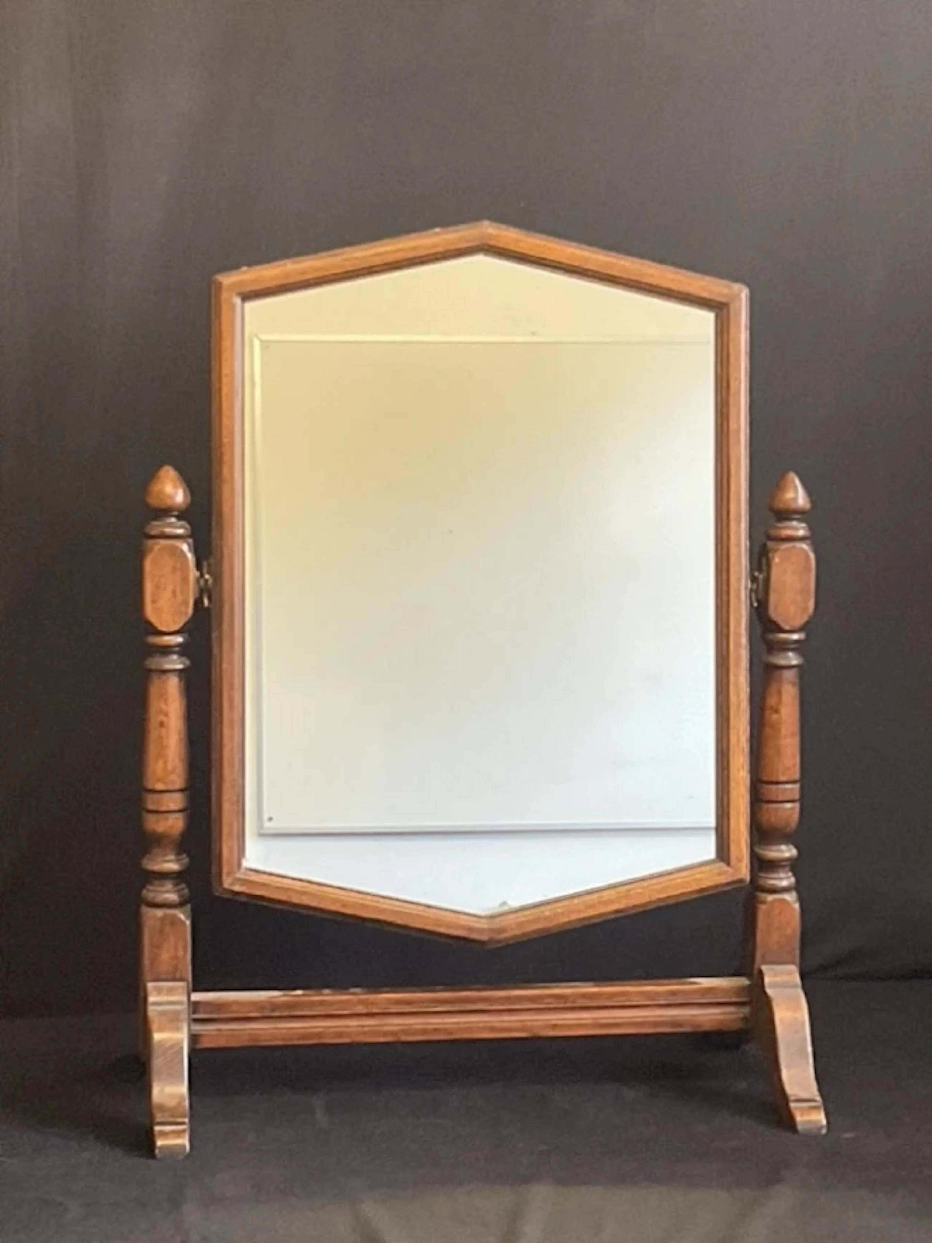 An Edwardian oak dressing table mirror with hexagonal plate tilting