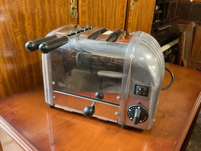 A classic Dualit chromed deco style toaster with three slots - working. (12in)