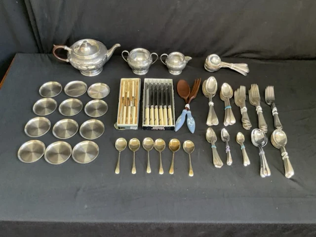 An Edwardian siver plated three-piece teaset engraved with floral