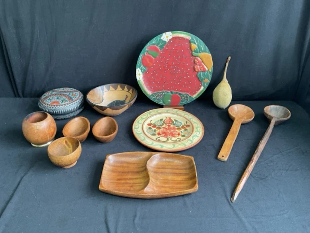 Miscellaneous treen - bowls, painted platters, a plate stand, carved