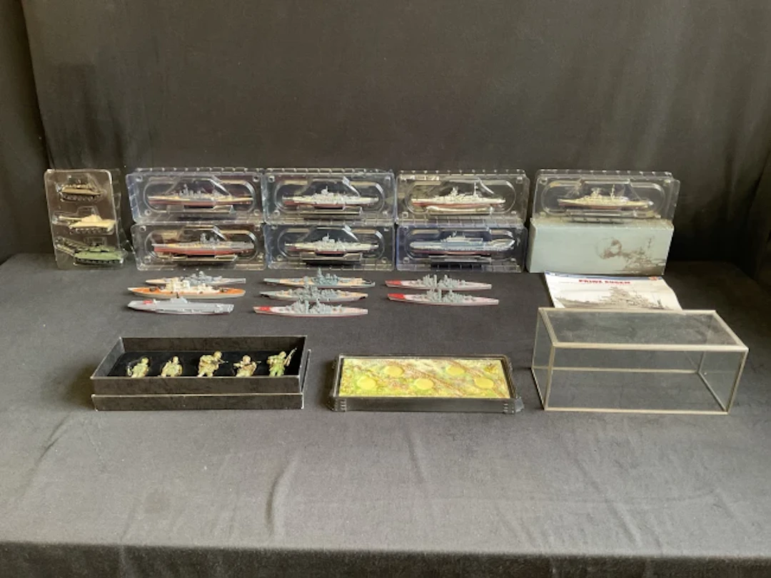 Miscellaneous military models - Atlas Editions models of WWII warships;
