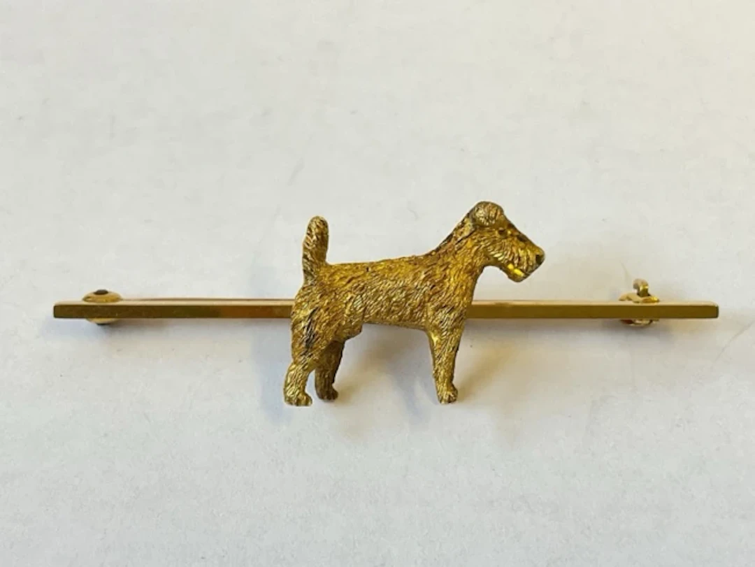 A 9ct gold terrier bar brooch, inscribed Anne Ropner. (2in) (5.8g)