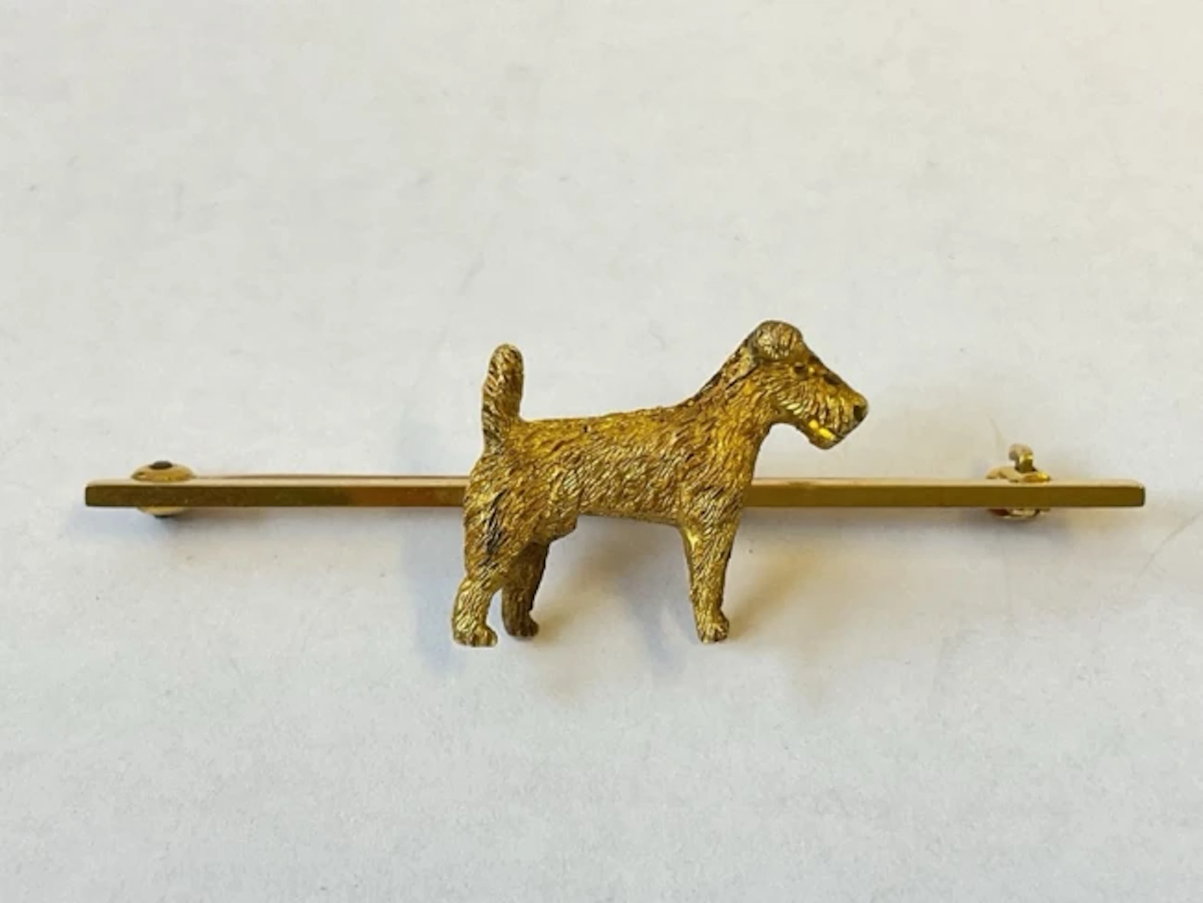 A 9ct gold terrier bar brooch, inscribed Anne Ropner. (2in) (5.8g)