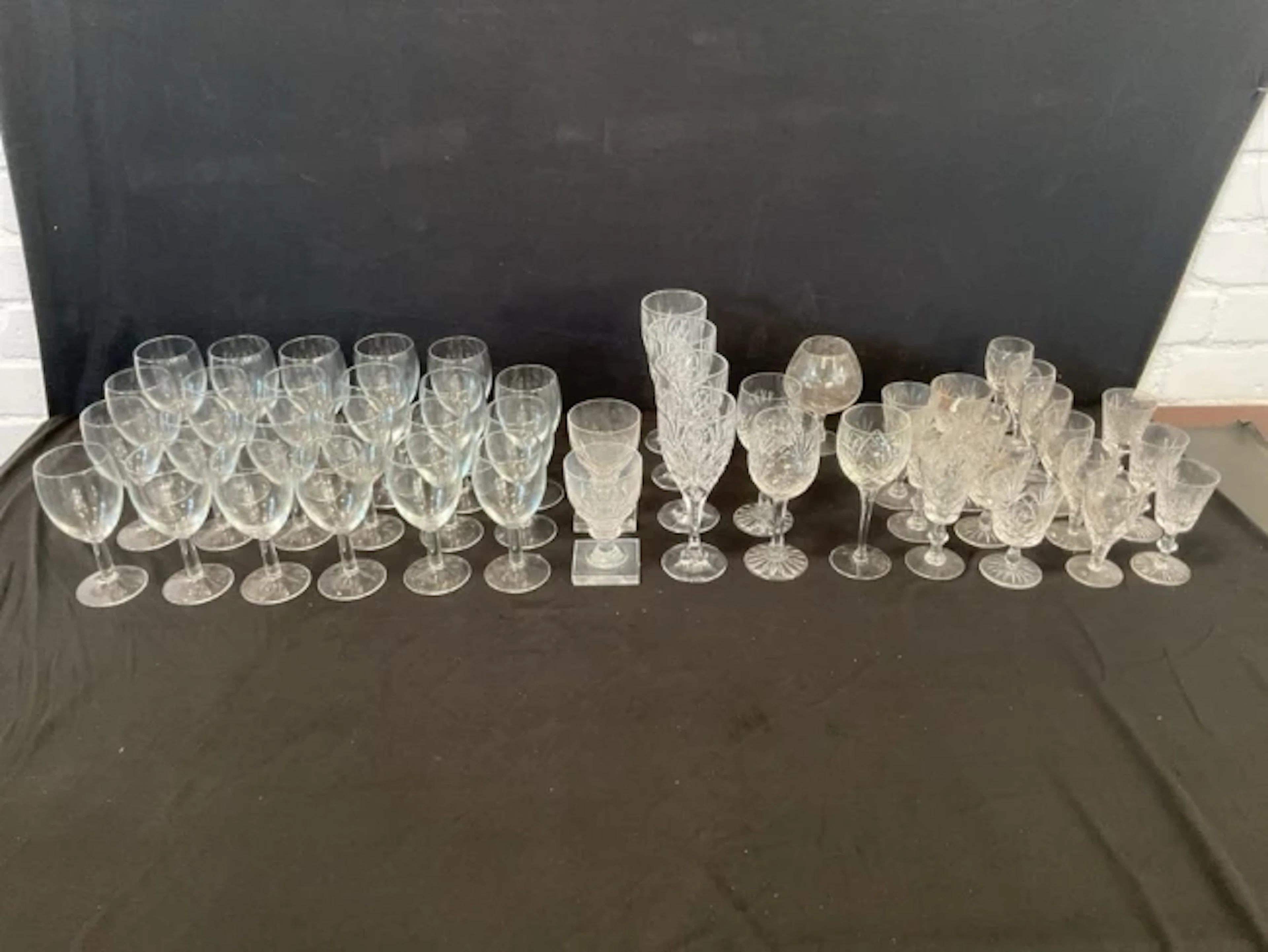 Miscellaneous drinking glasses - a set of 23 wine, two cut rummers
