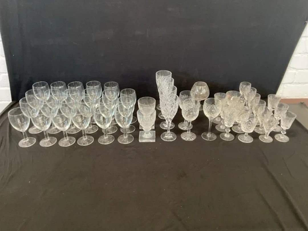 Miscellaneous drinking glasses - a set of 23 wine, two cut rummers