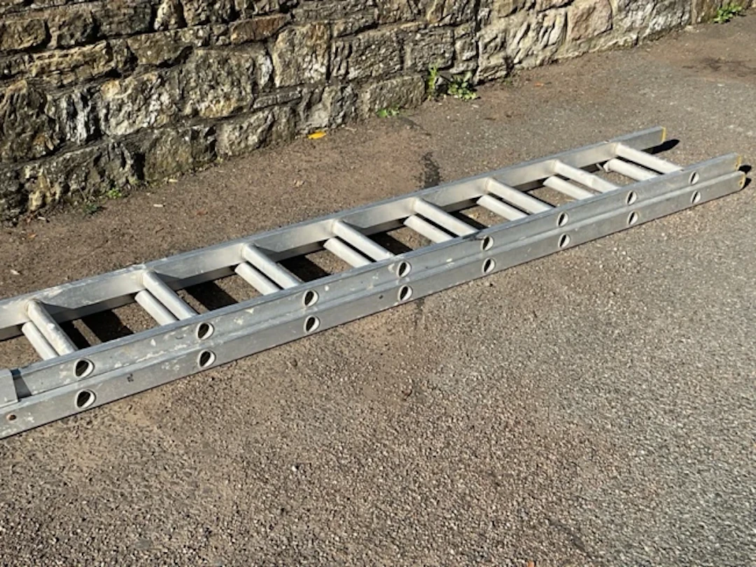 A two-piece 8ft aluminium extending ladder, each section having eight
