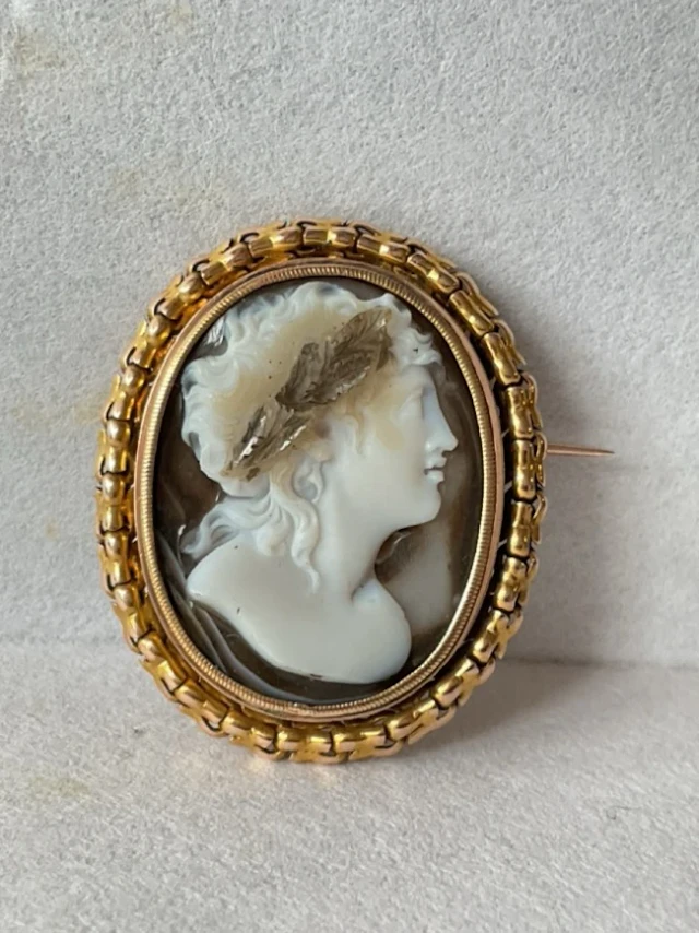 An antique gold agate hardstone cameo brooch, depicting a classical