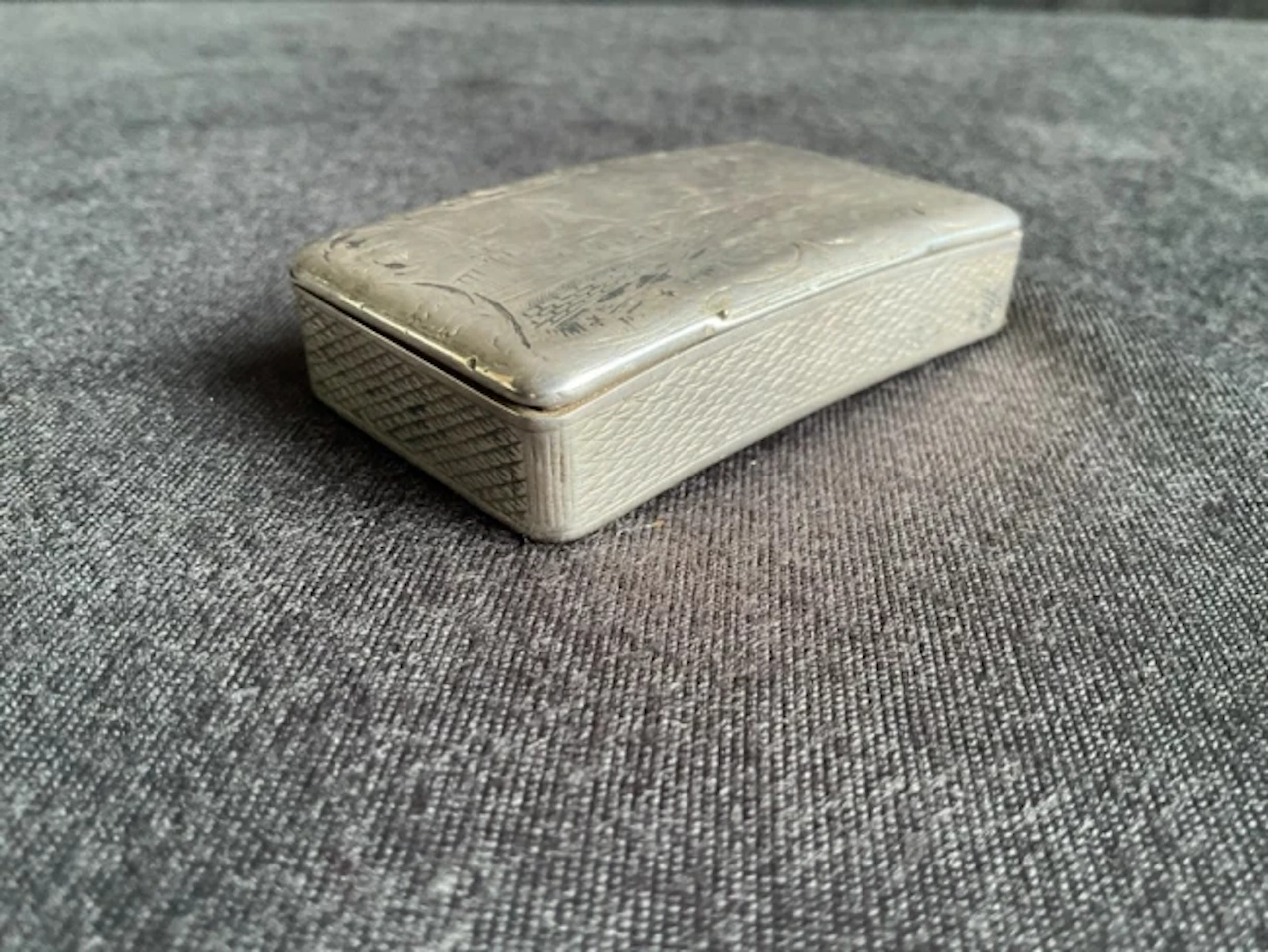 A C19th rectangular Russian 84 zolotnik silver snuffbox with curved