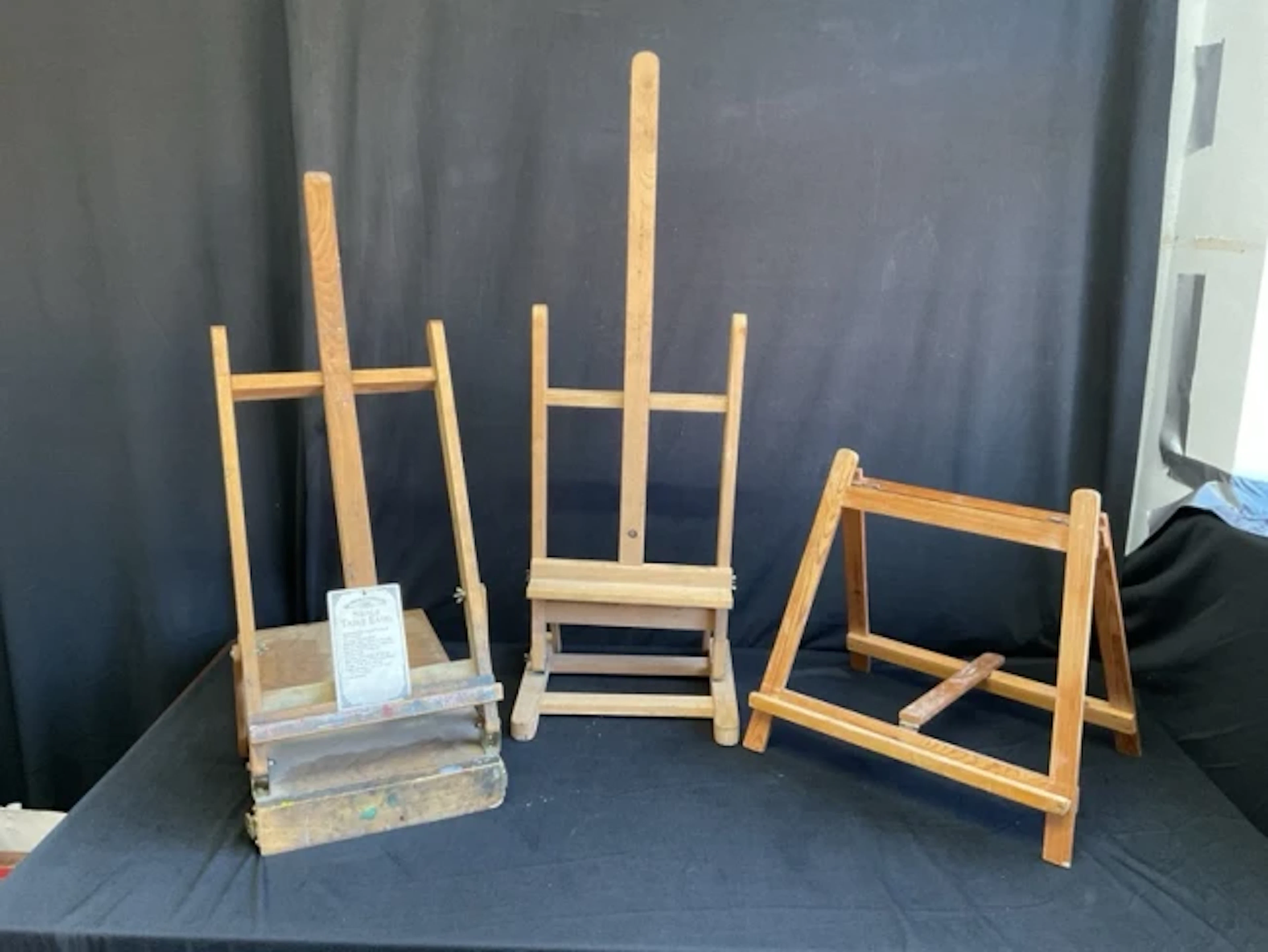 A Windsor & Newton Swale portable easel and paintbox with adjustable