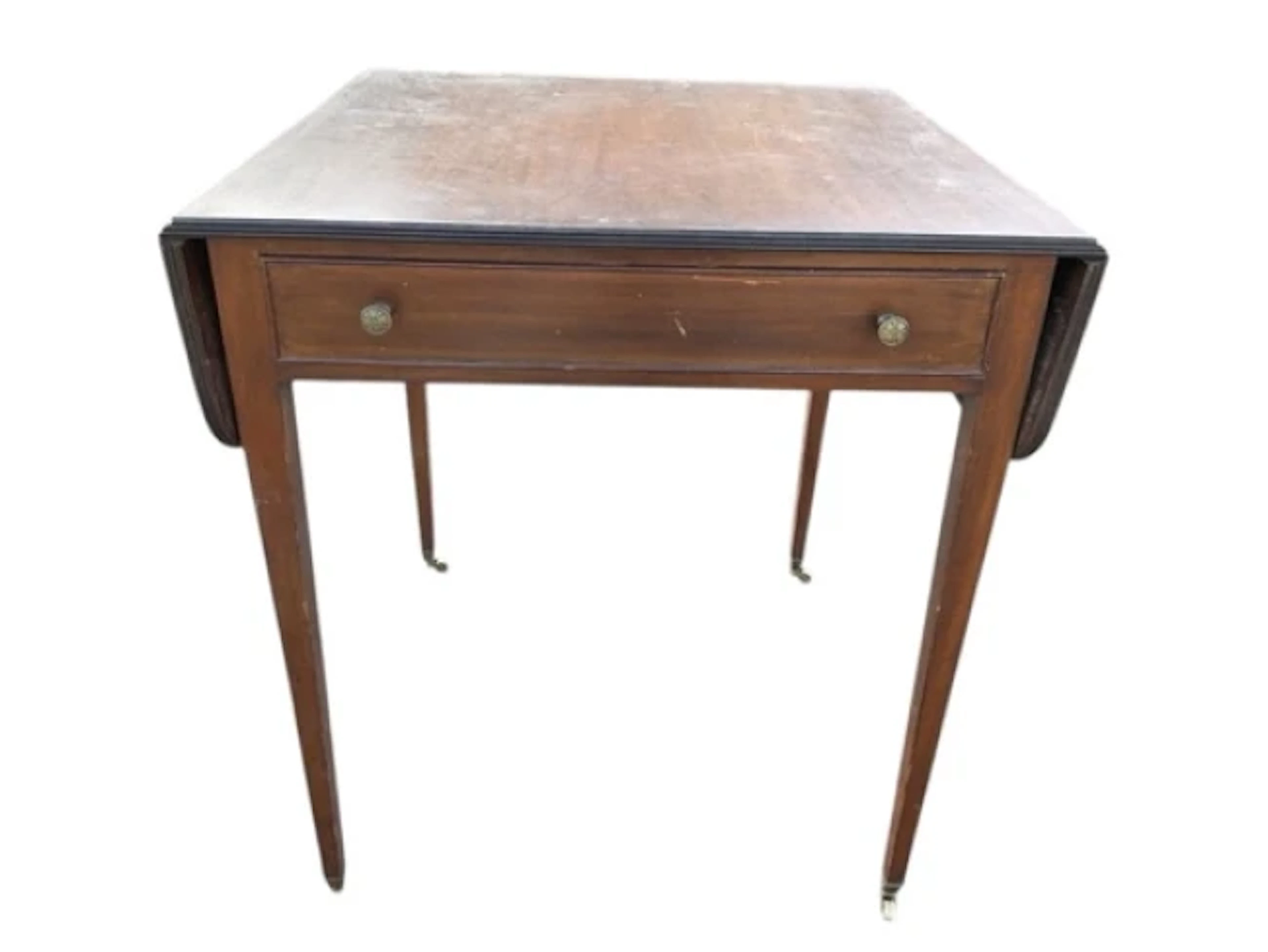 An Edwardian mahogany pembroke table, having reeded edge top with