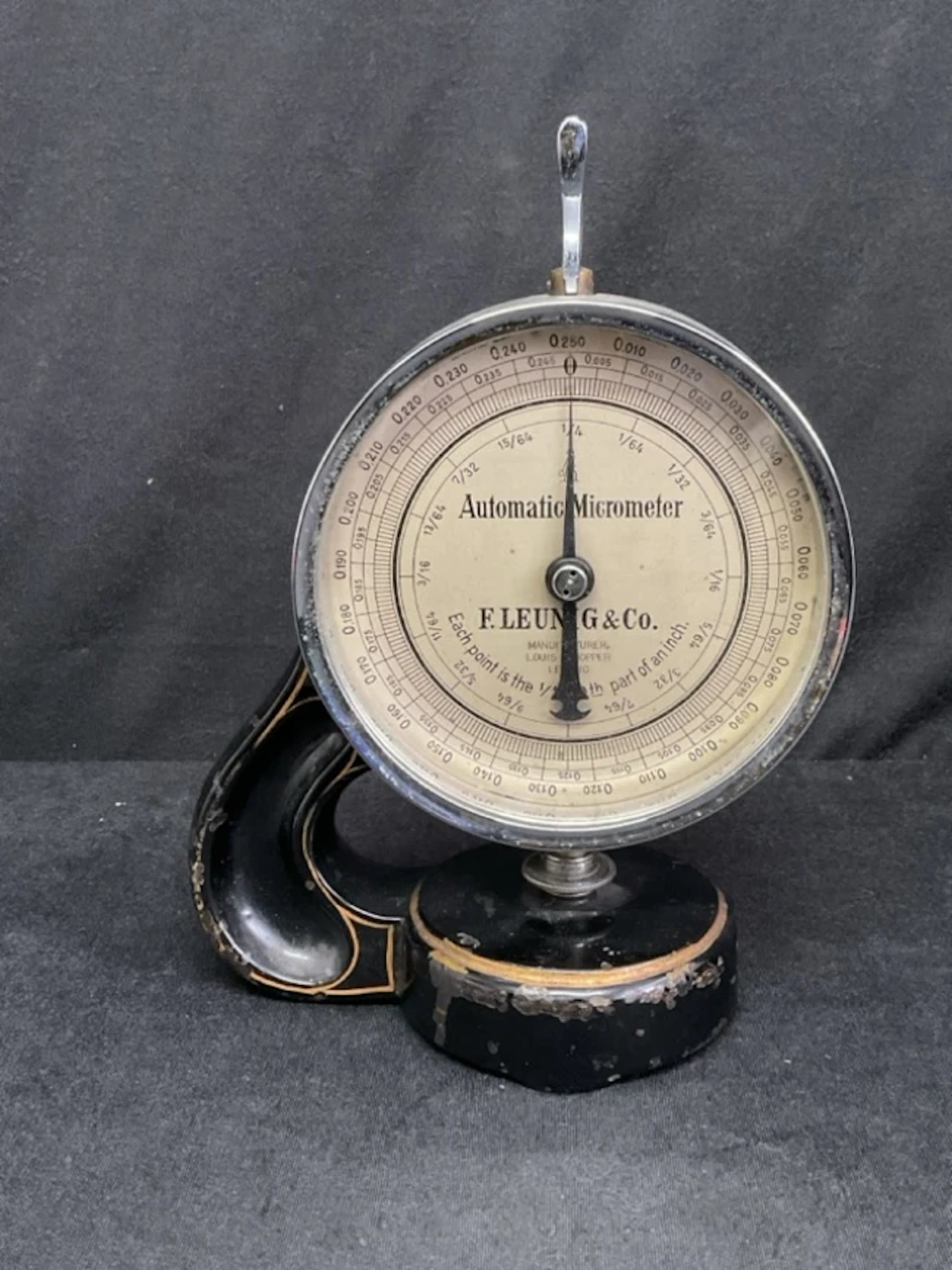 An automatic micrometer by F Leung & Co of Leipzig, with lever operated