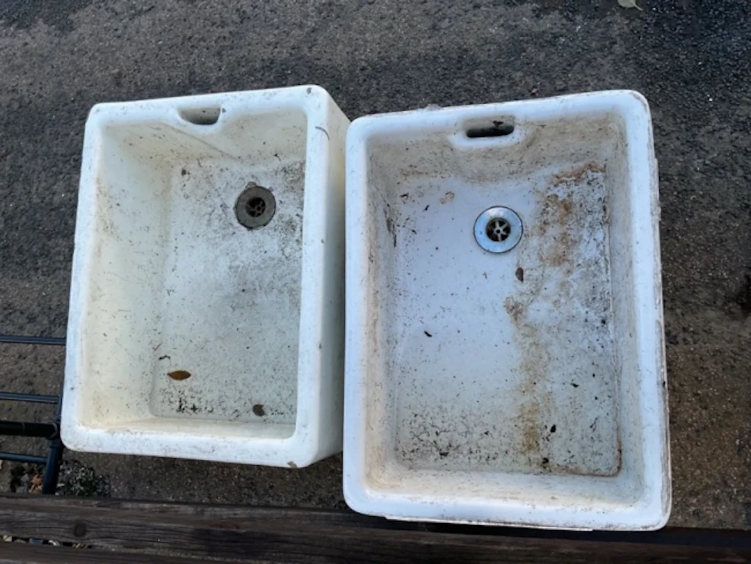 A pair of white glazed Belfast sinks with overflows. (24in x 18in x 10.5in) (2)