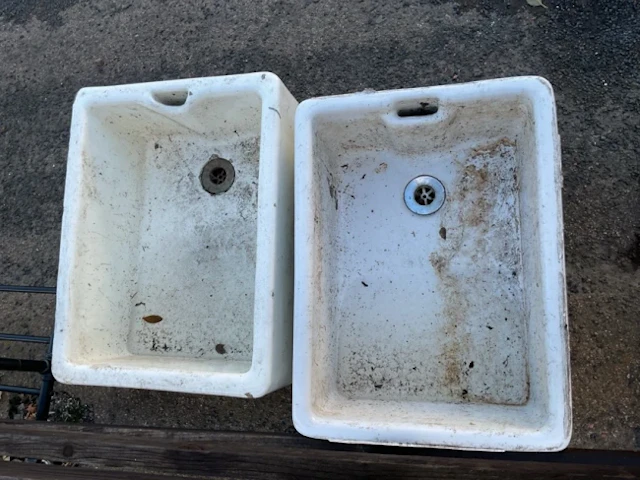 A pair of white glazed Belfast sinks with overflows. (24in x 18in x 10.5in) (2)