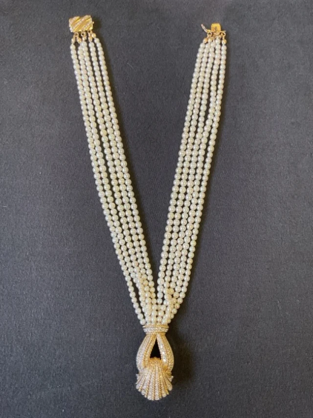 A 14ct gold necklace with tassel-shaped pendant set with brilliant-cut