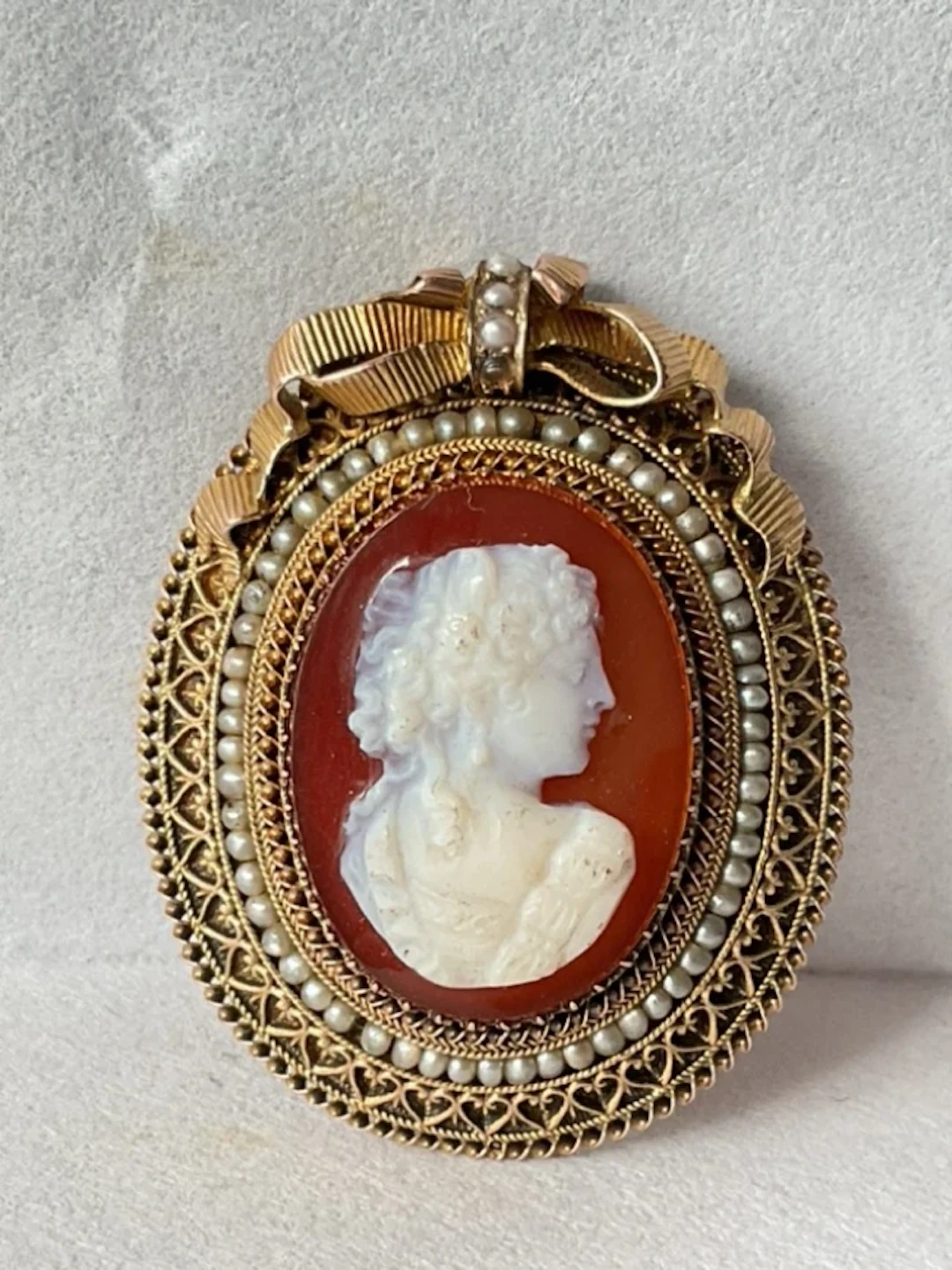 A Victorian hardstone cameo pendant brooch of a classical woman in