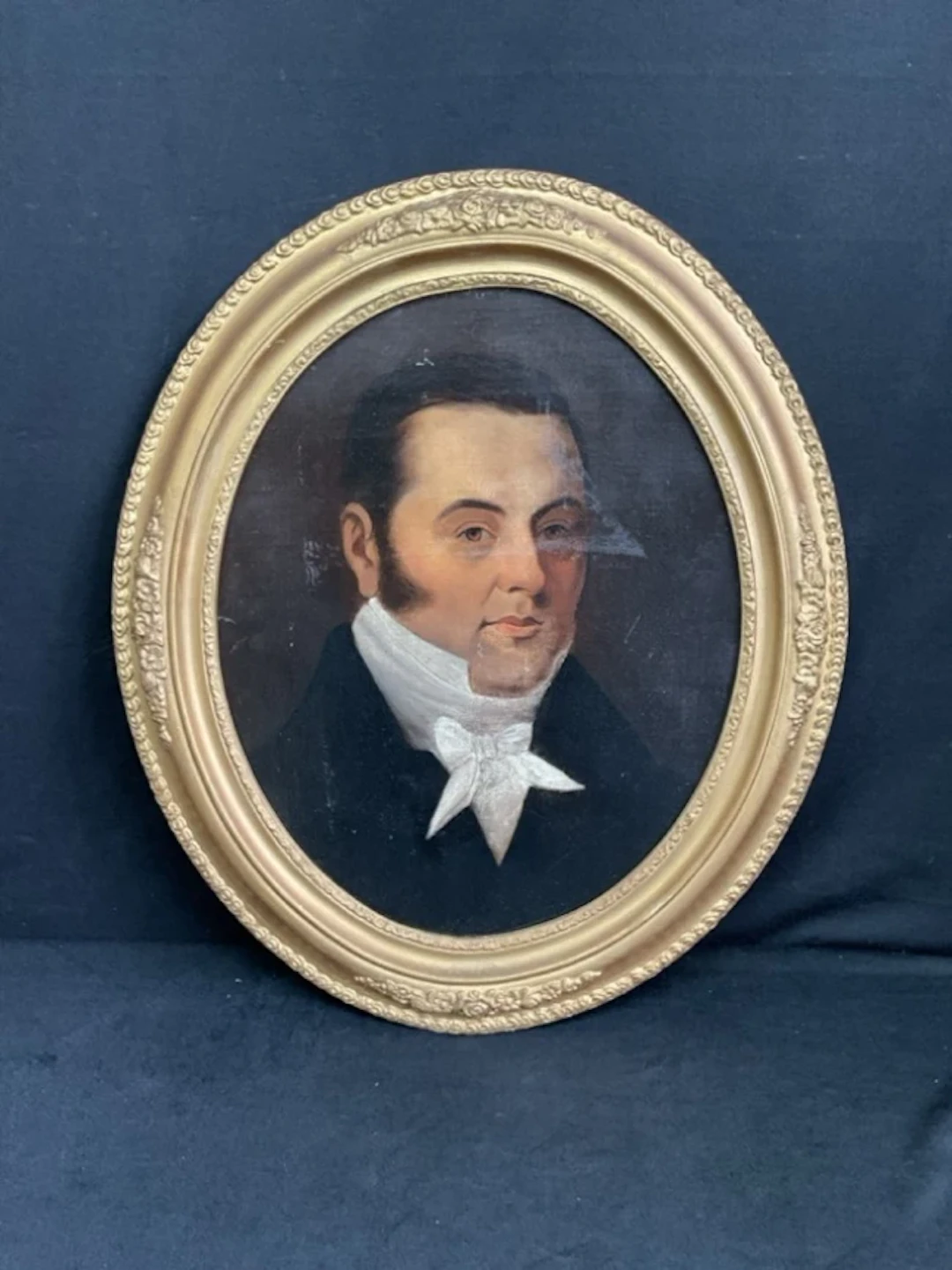 Oil on canvas laid on board, early C19th oval portrait of a gentleman