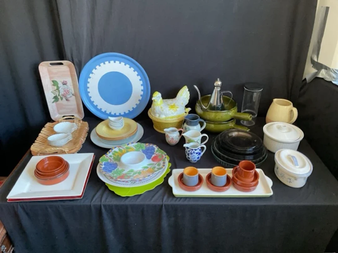 Miscellaneous kitchenware - Pyrex dishes, lidded casserole dishes