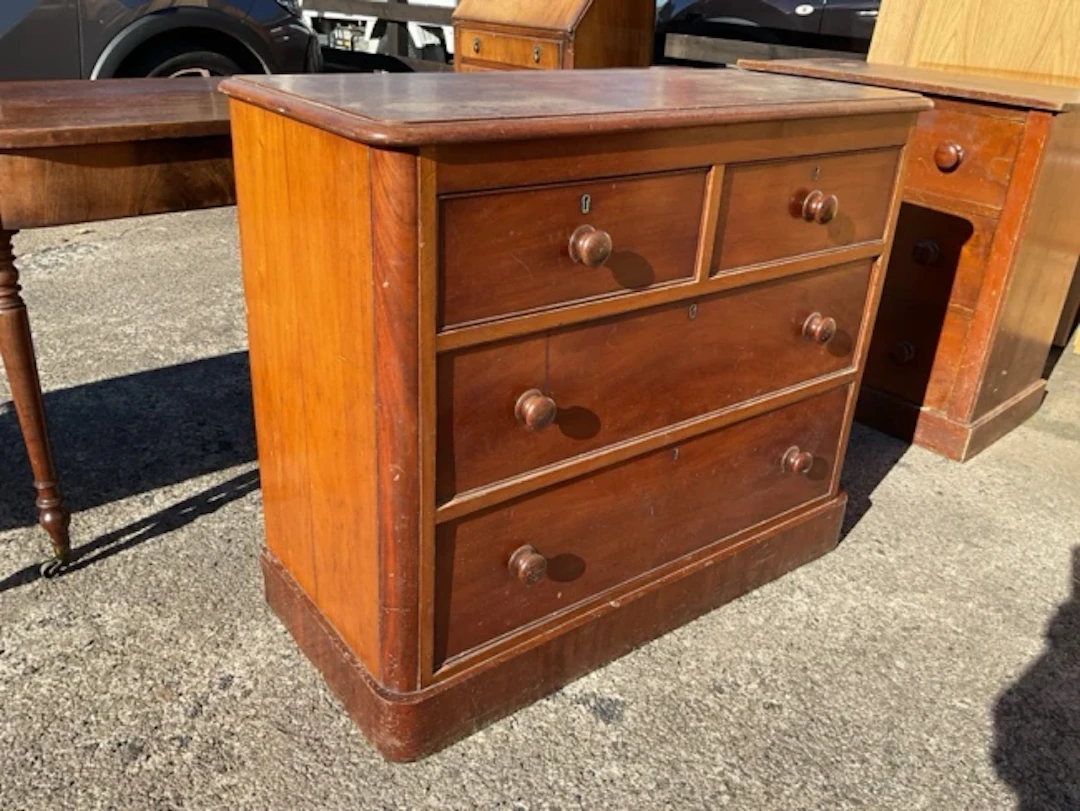A Victorian mahogany chest of drawers with rectangular rounded top