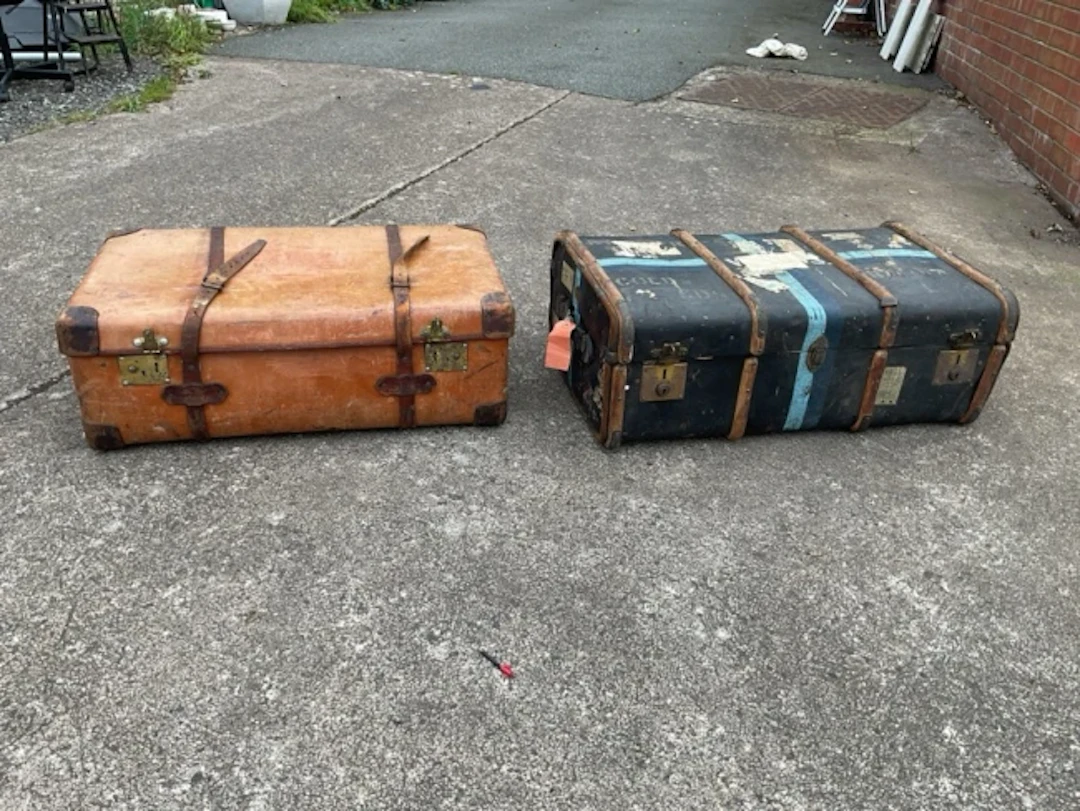 A Featherweight old school type trunk, having internal tray, brass