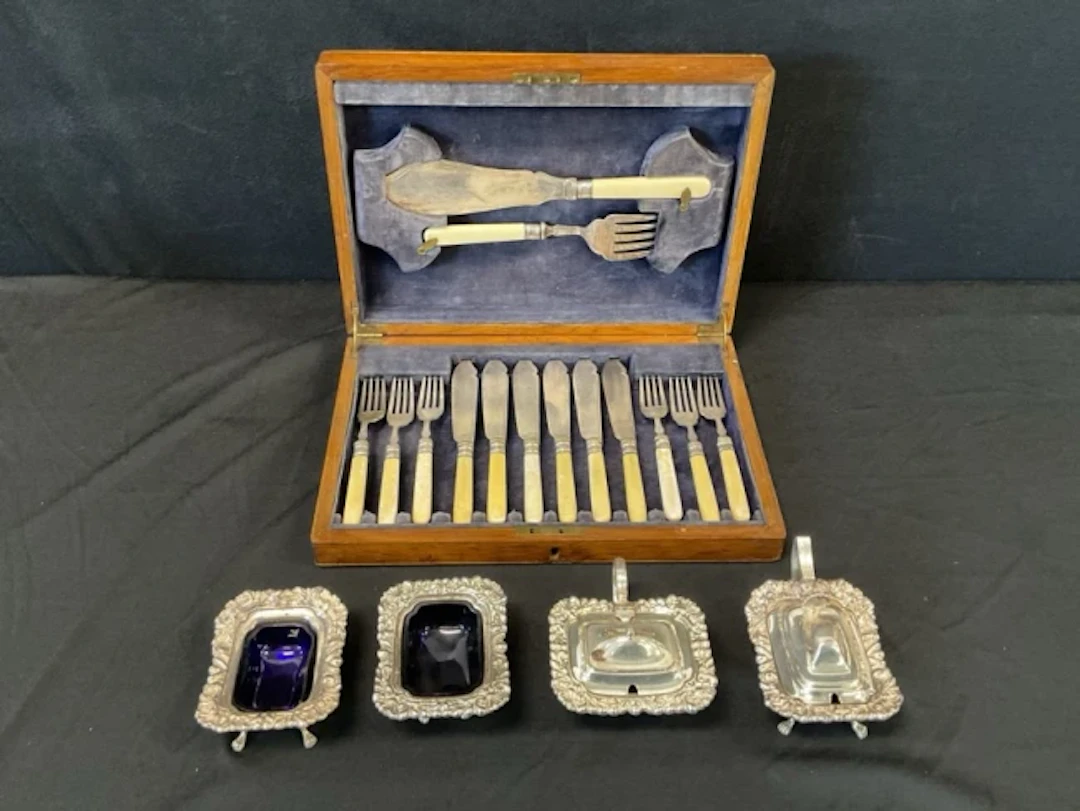An oak canteen of silver plated fish knives & forks with servers;