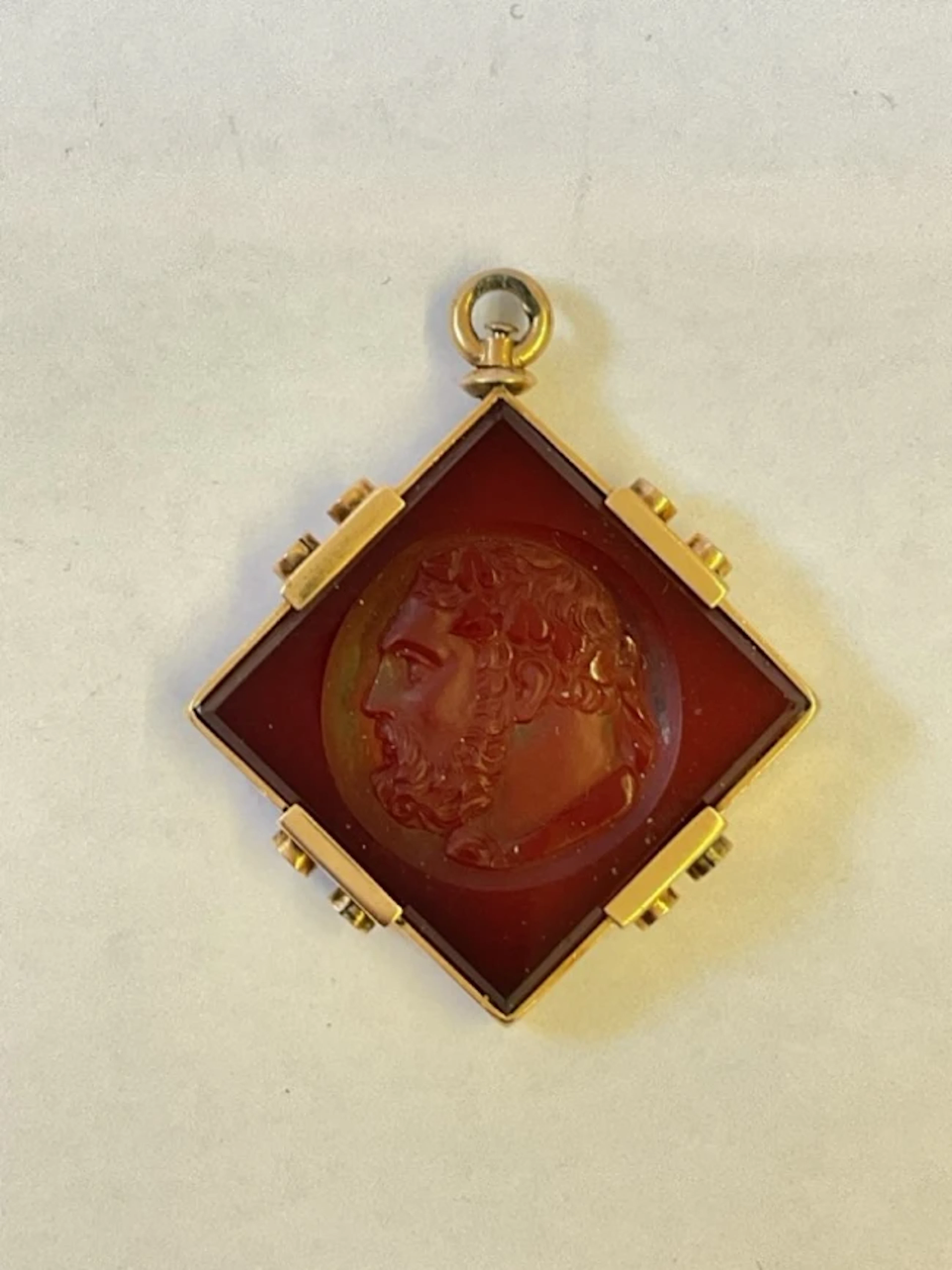 A hardstone cameo intaglio pendant set in tested high carat gold