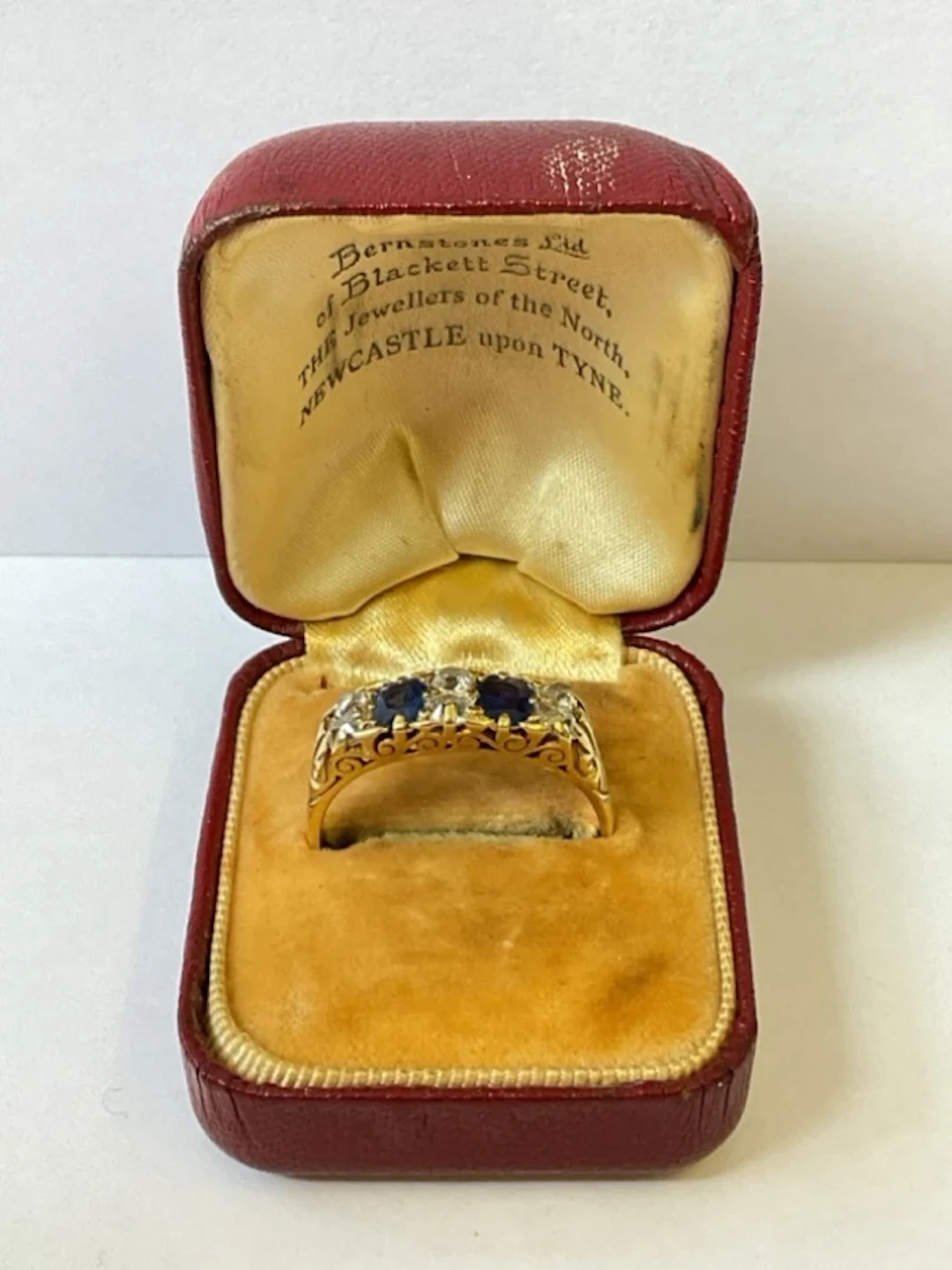 A boxed antique 18ct gold sapphire & diamond ring, the six old cut