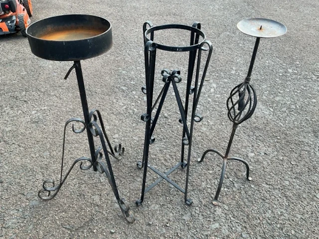 A wrought iron jardinière stand with circular bowl on scrolled tripod
