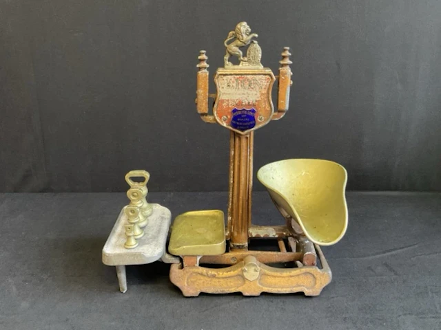 A 20s Herbert & Sons Ltd - Lion Quick Action gilt painted set of cast