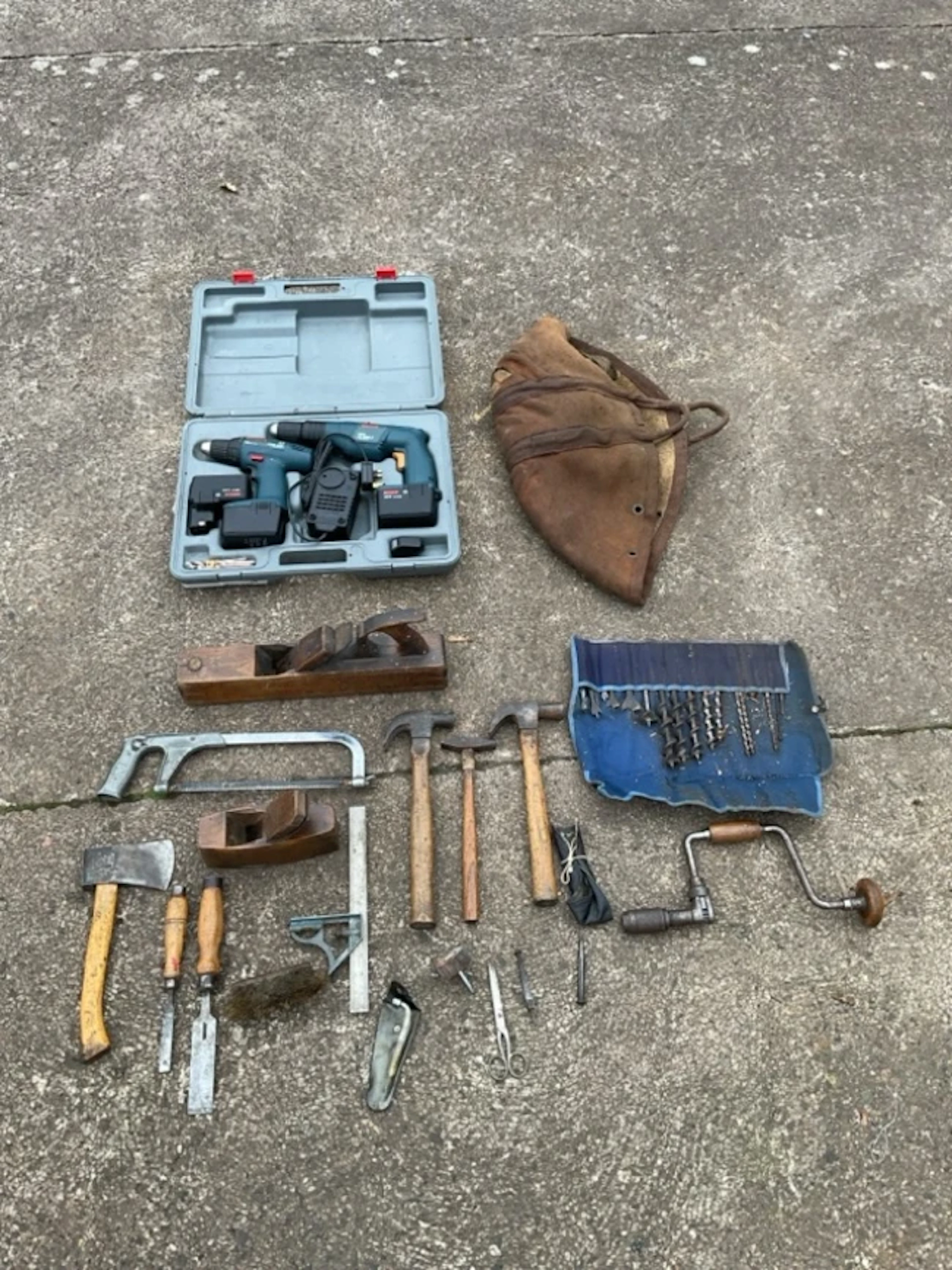 A cased Bosch cordless drill set with GSR 12v & GSB VES-2 hand drills