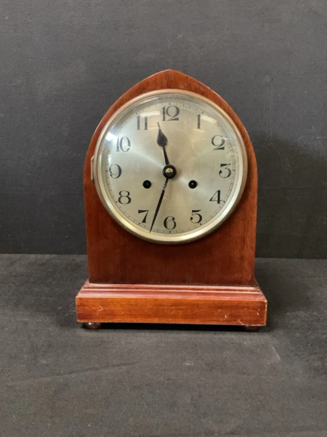 An Edwardian mahogany mantleclock with silvered dial and arabic chapters