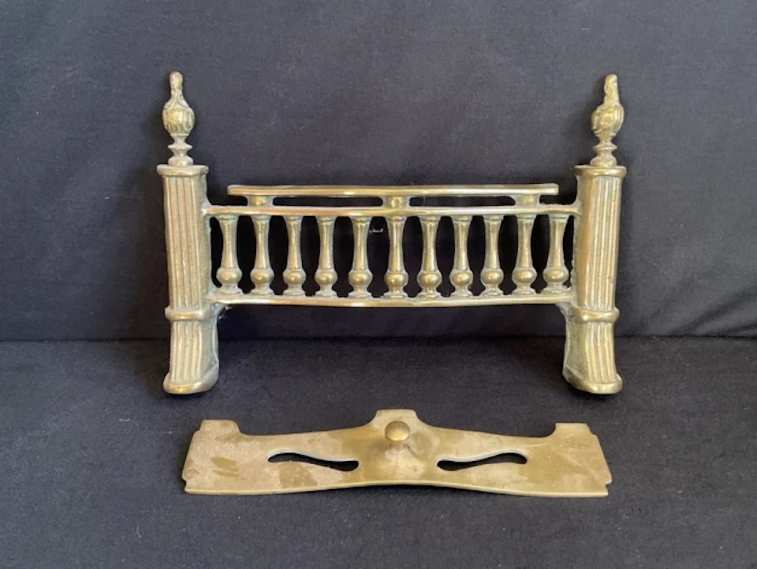 An Edwardian brass fire grate frontal with balustraded grille flanked