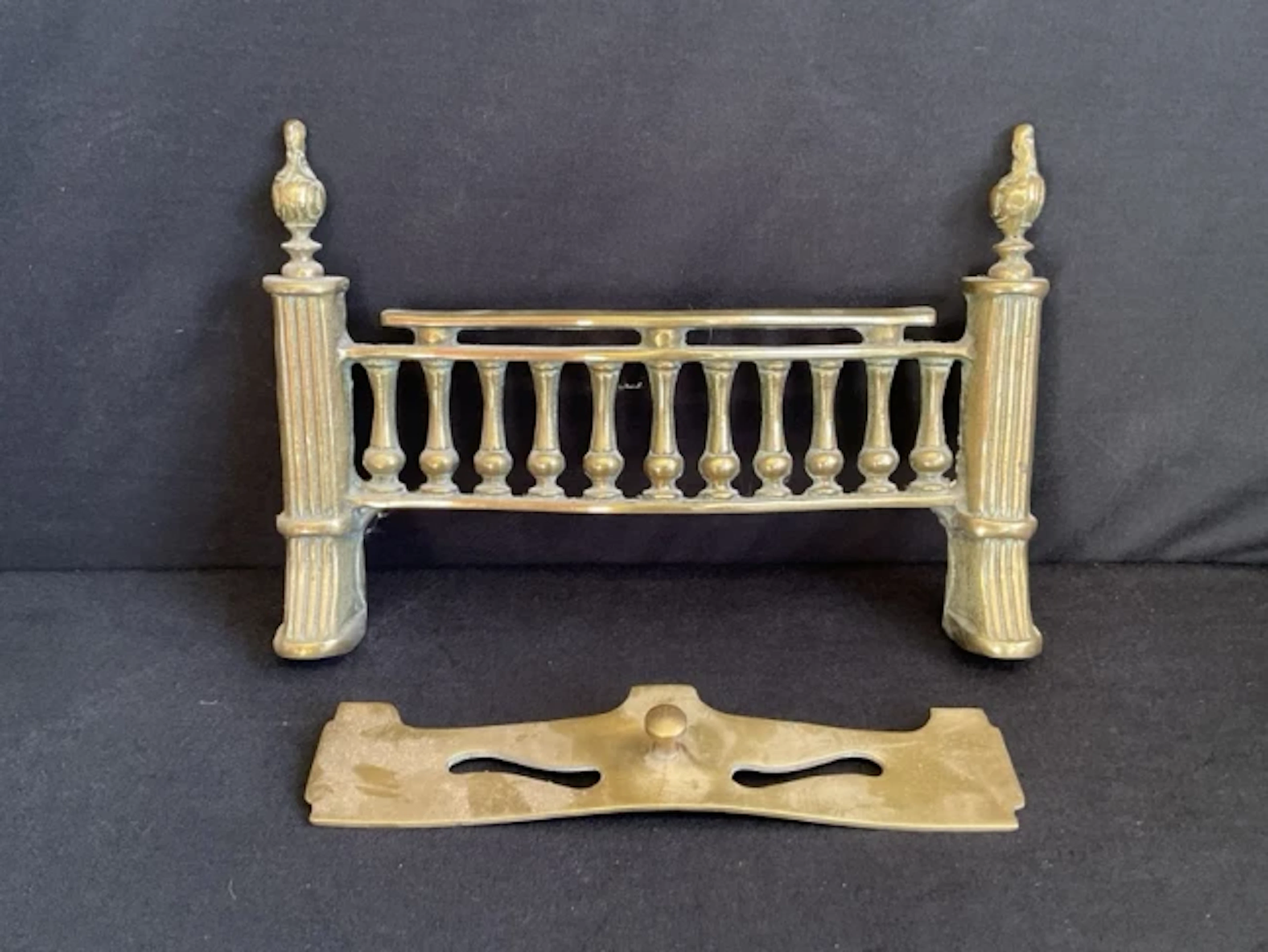 An Edwardian brass fire grate frontal with balustraded grille flanked