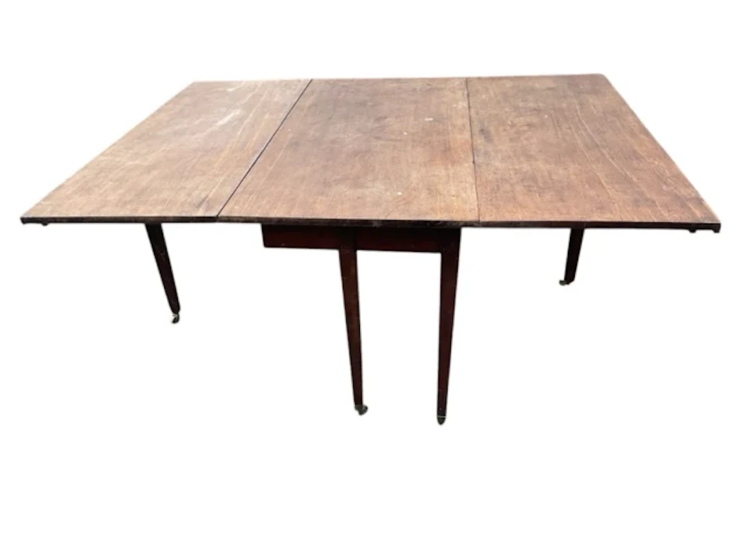A Georgian mahogany dining table with two rule-jointed drop leaves