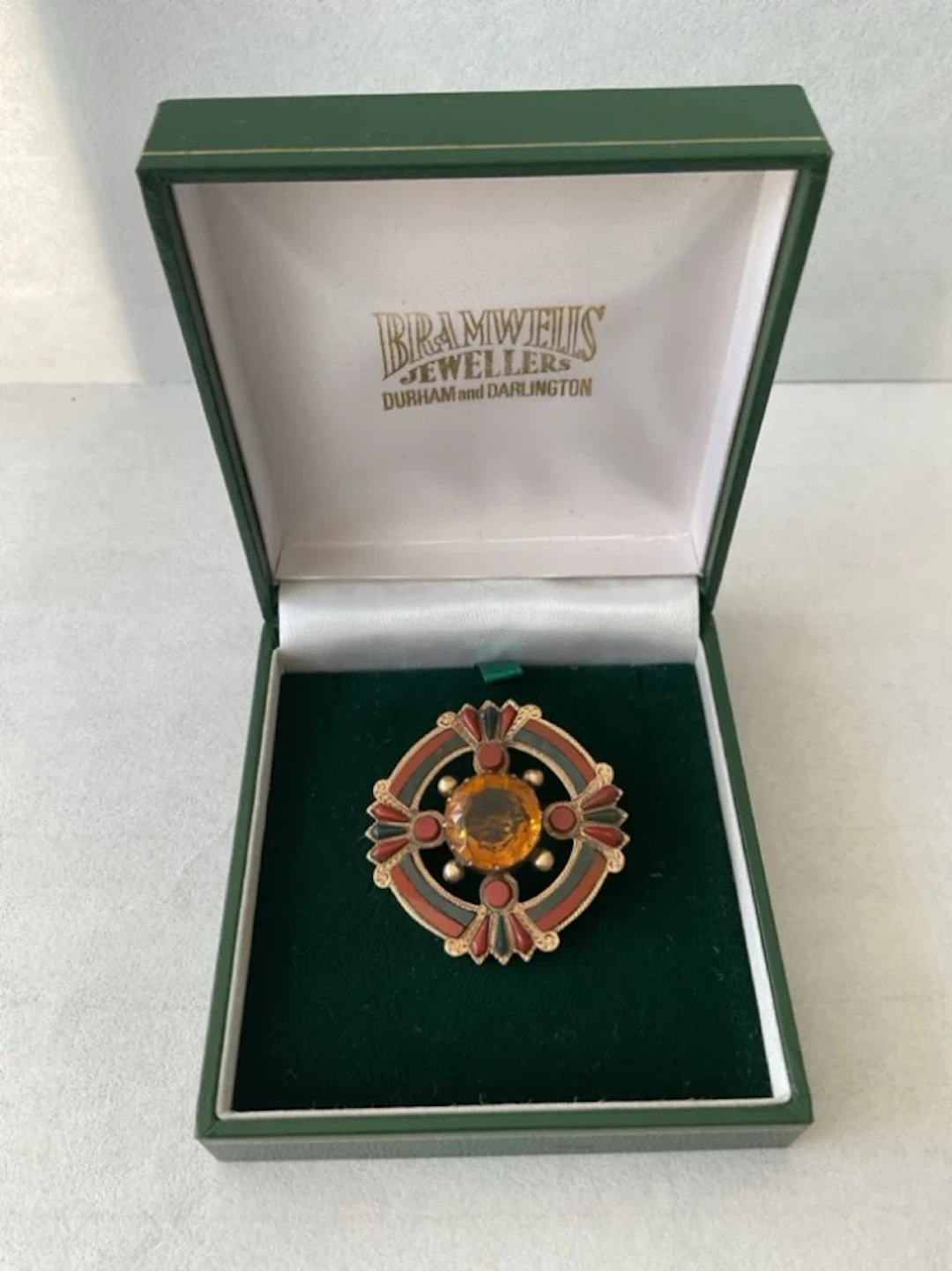 A Victorian agate & bloodstone gold pebble brooch with central circular