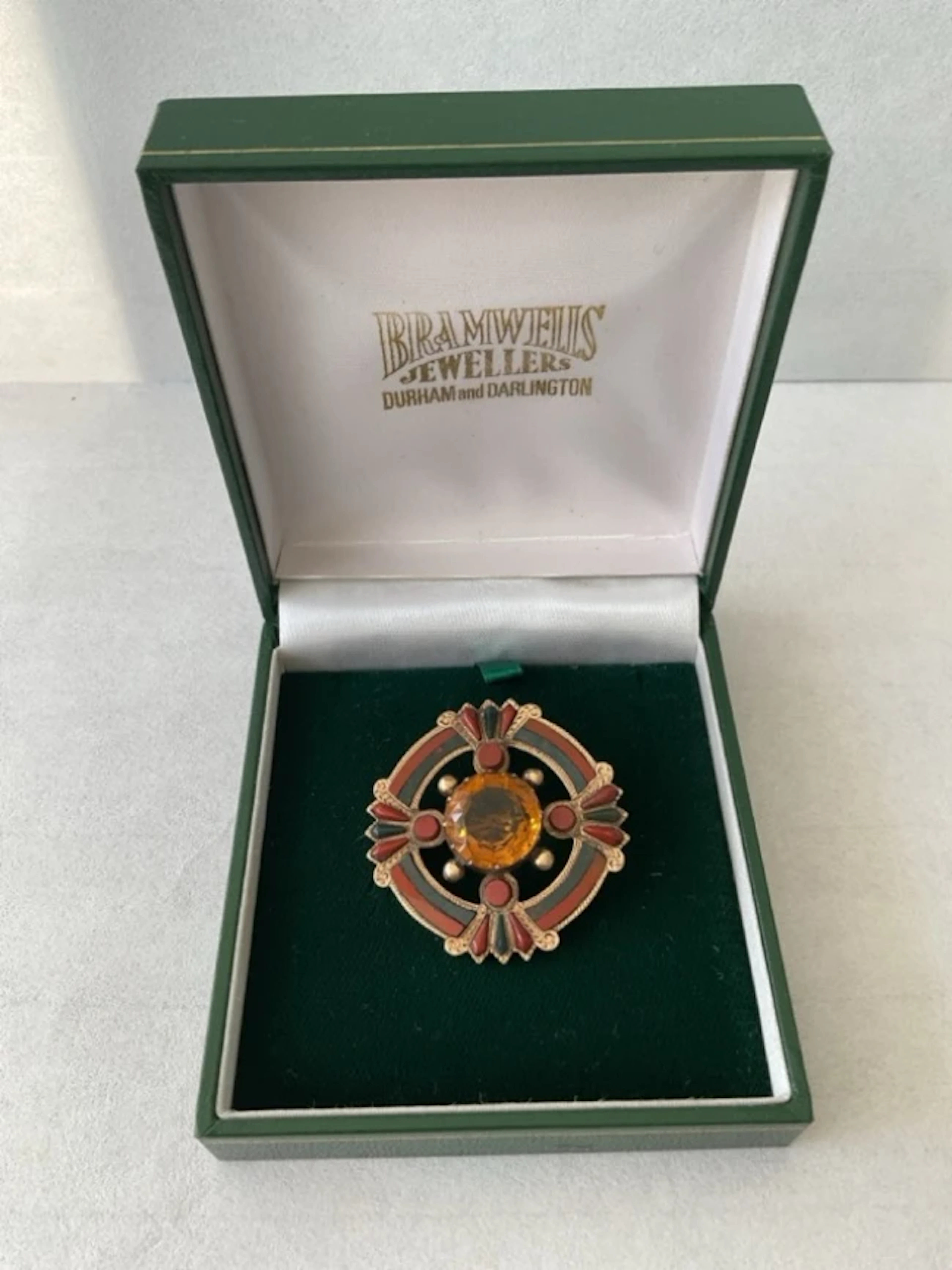 A Victorian agate & bloodstone gold pebble brooch with central circular