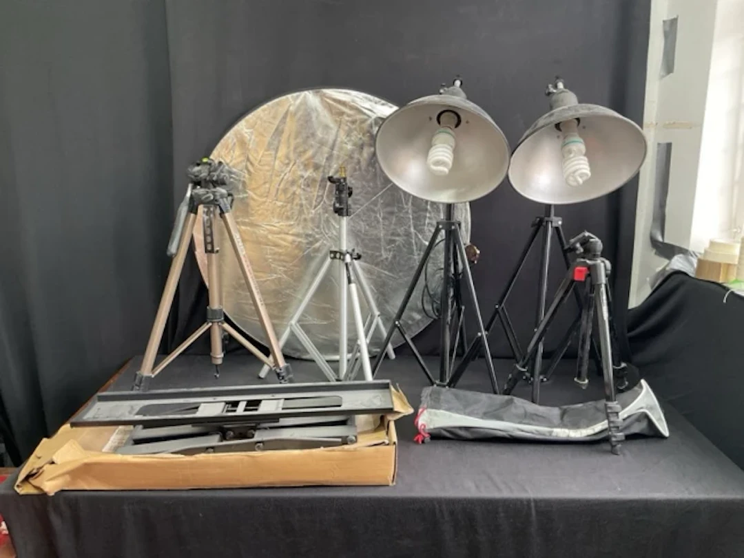 Photography equipment including four telescopic tripod stands, two