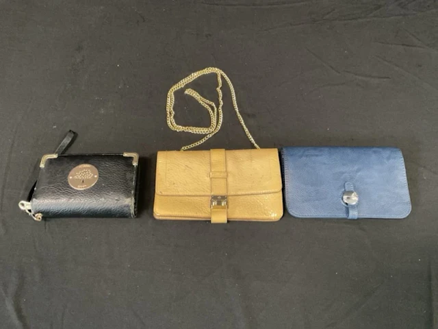 A Mulberry patent leather cream clutch bag with screw style clasp