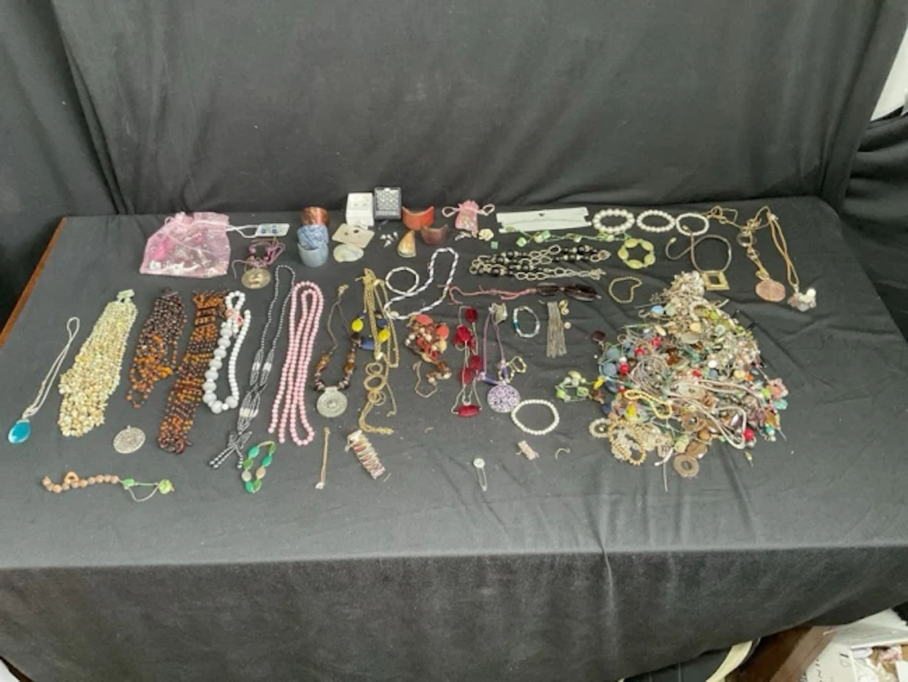 Miscellaneous costume jewellery including glass and faux pearl necklaces