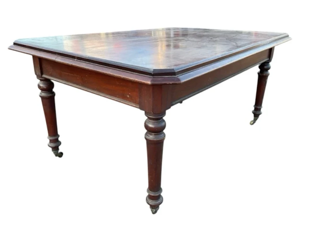 A Victorian mahogany dining table, having moulded rectangular top