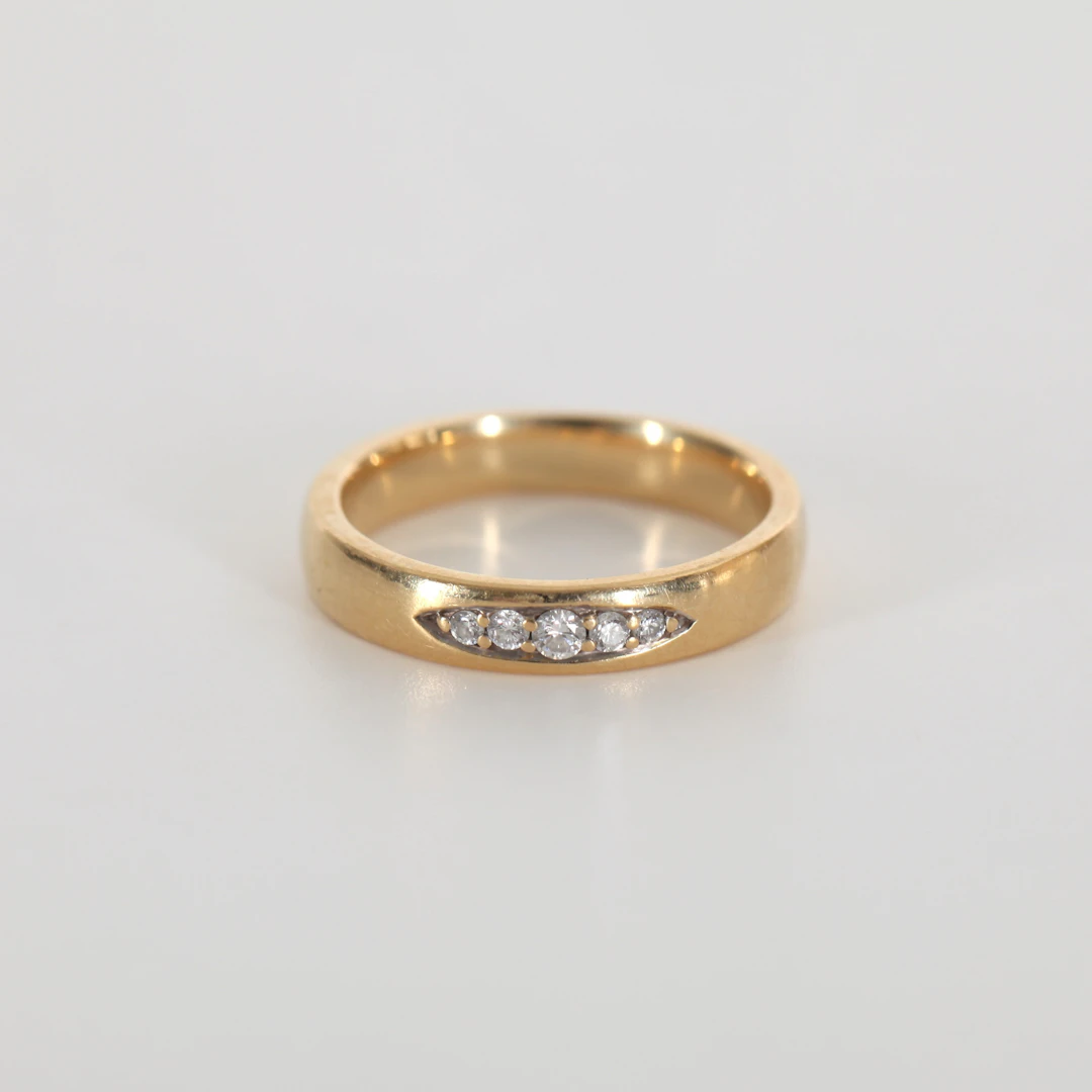 RING MED SMÅ BRILJANTER, 18K guld.