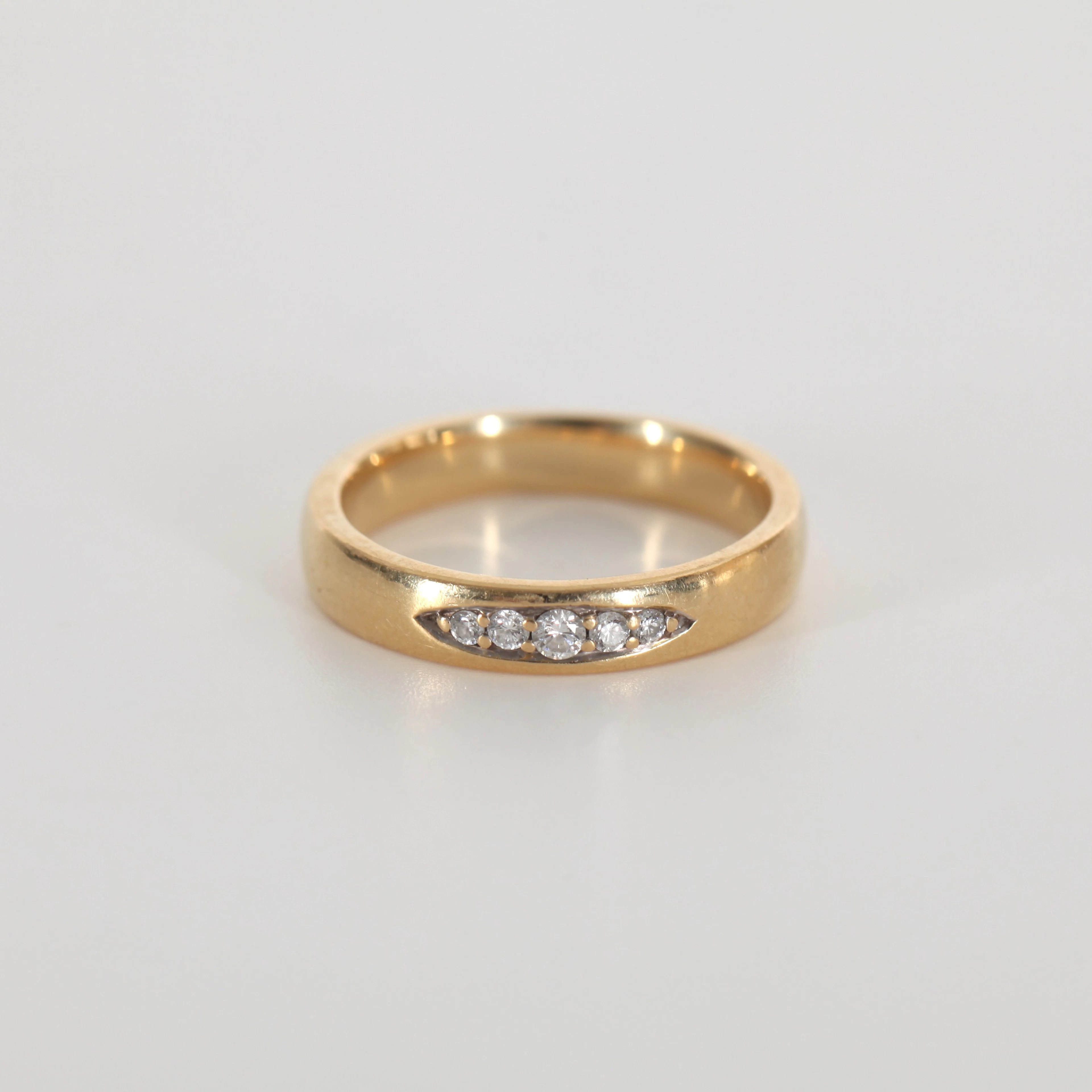 RING MED SMÅ BRILJANTER, 18K guld.
